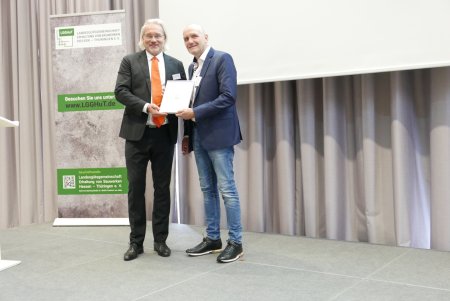 Dipl.-Ing. Christoph Helf (Chemicon GmbH) erhält das RAL-Gütezeichen von Christoph Störger.